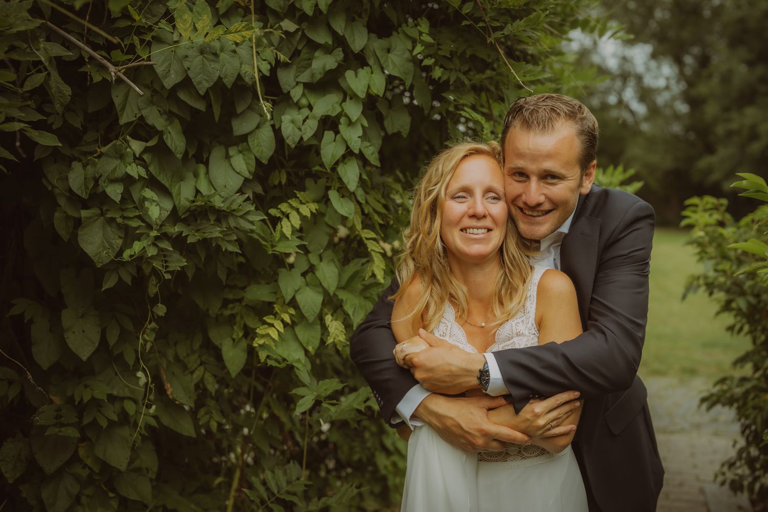 Huwelijksfotografie — romantisch tuintrouw moment