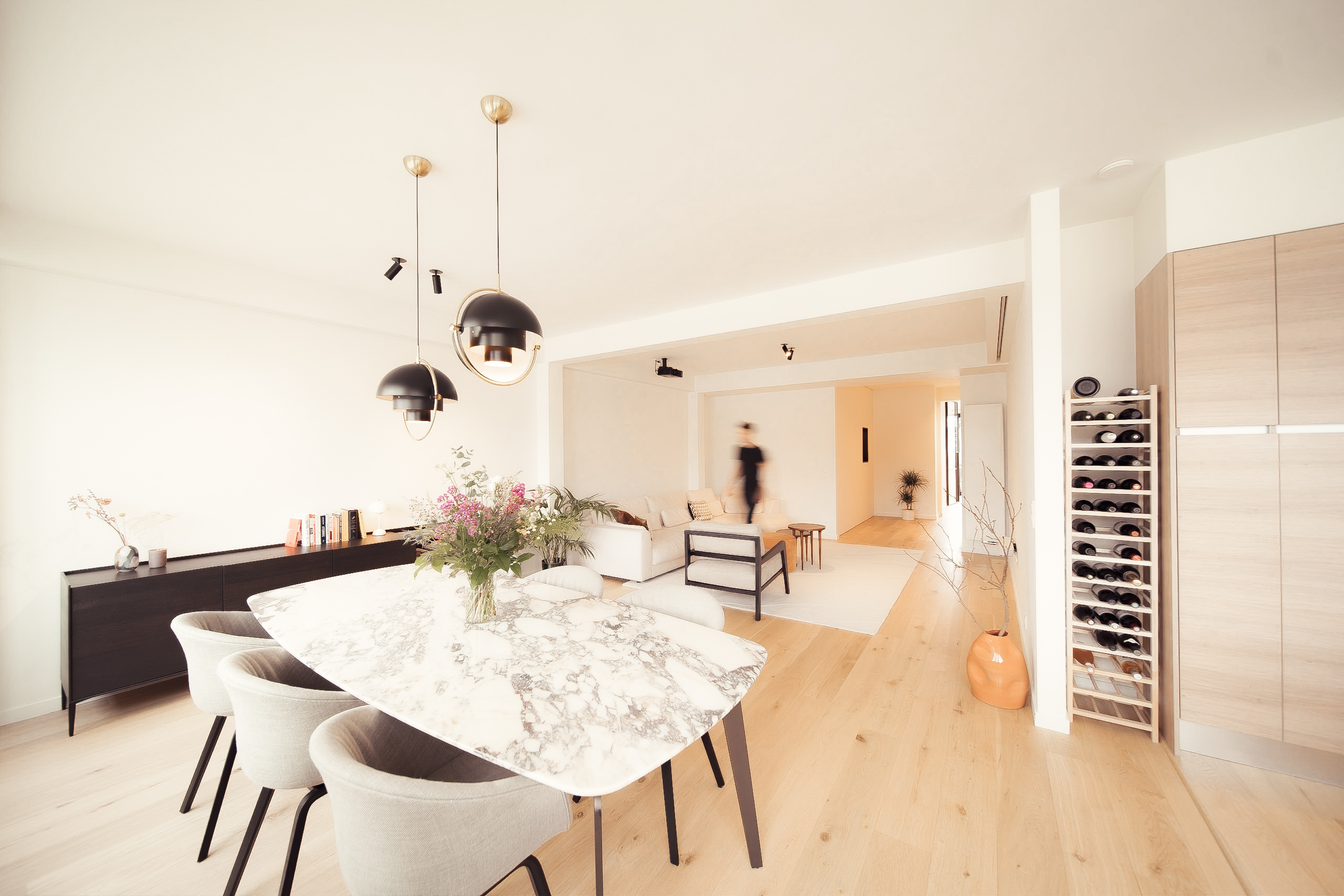 Vastgoedfotografie — modern interieur met marmeren tafel