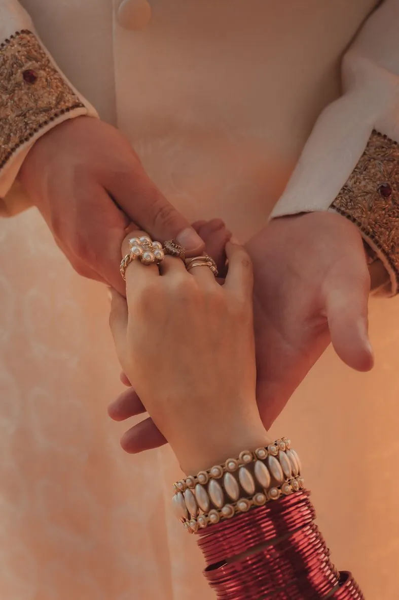Détail des mains avec bracelets et bijoux de mariage indien traditionnel