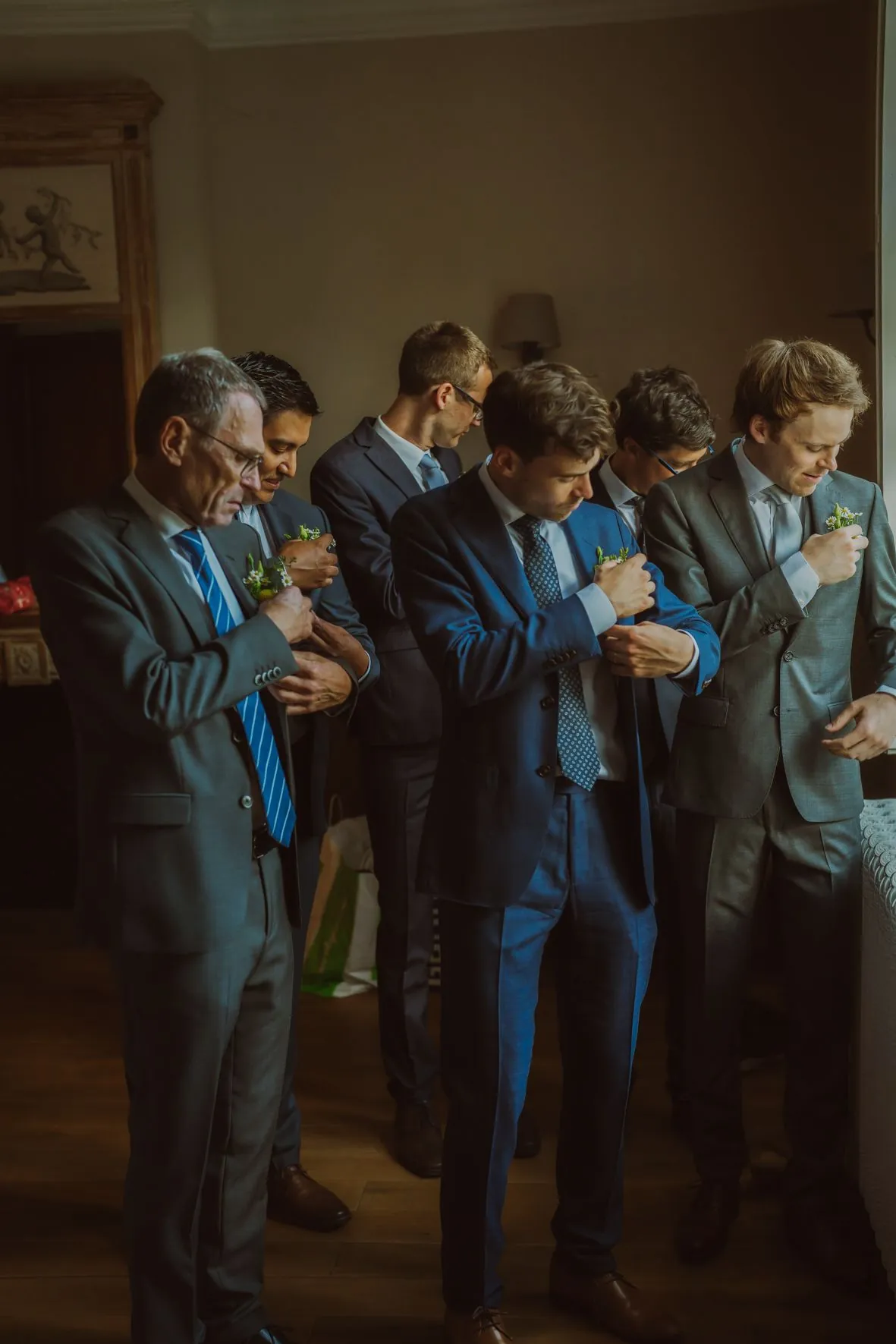 Témoins en costumes bleus avec smartphone dans un éclairage dramatique