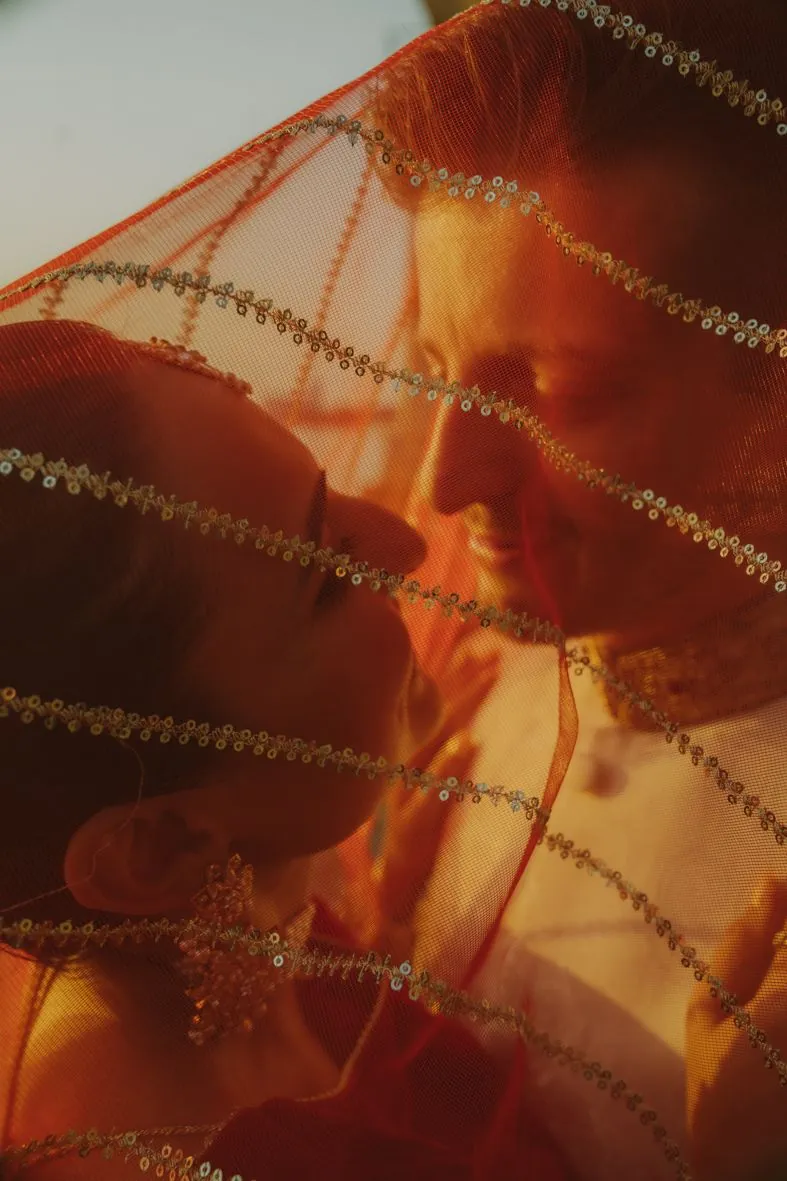 Image artistique abstraite avec des teintes rouges et orangées à travers un tissu