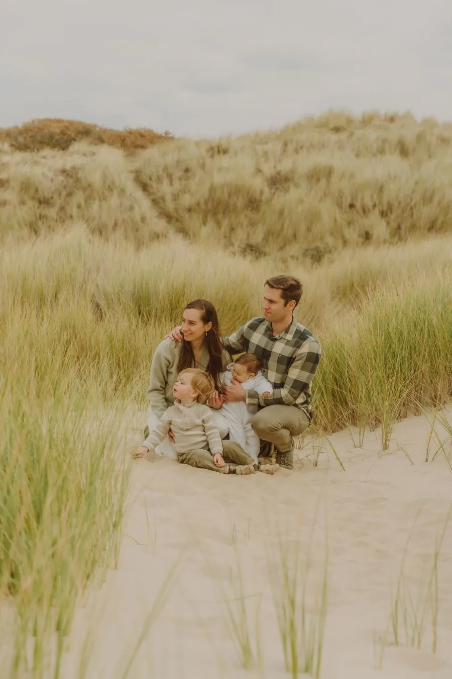 Gezin samen in de duinen