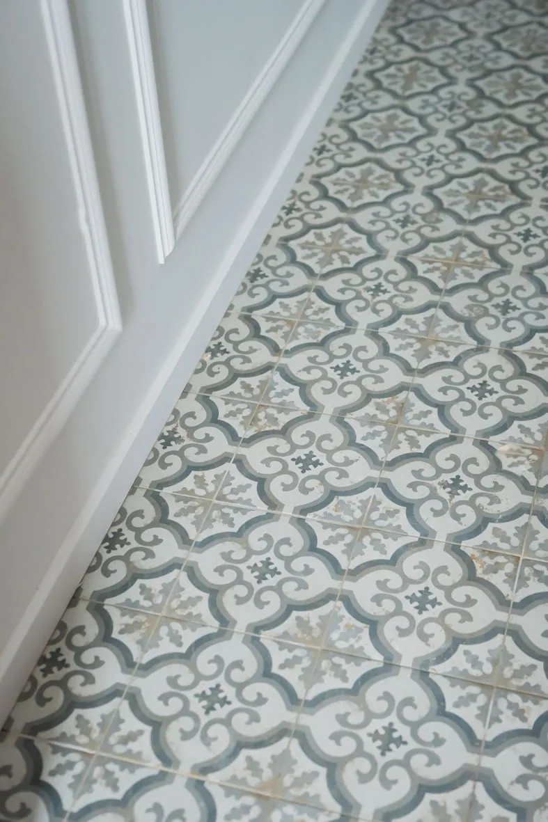 Gros plan d'un motif de carrelage géométrique décoratif en tons gris et beige