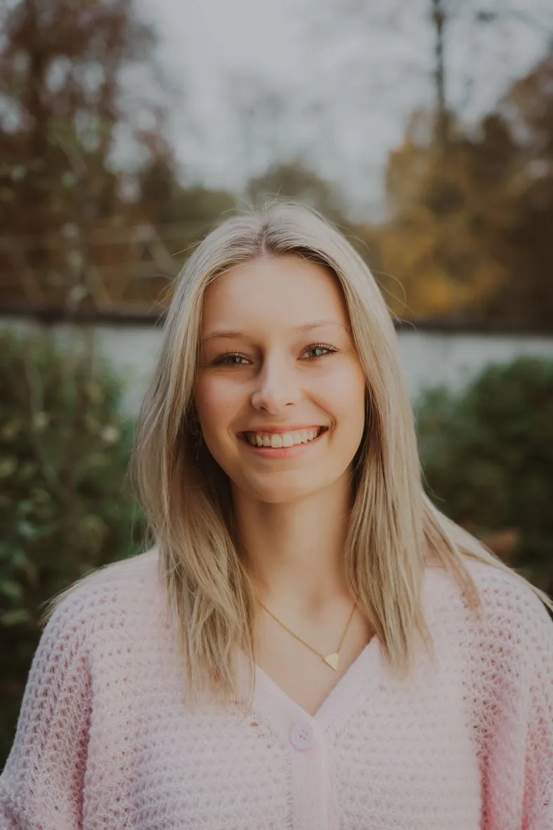 Série de portraits en extérieur avec grand sourire en pull rose