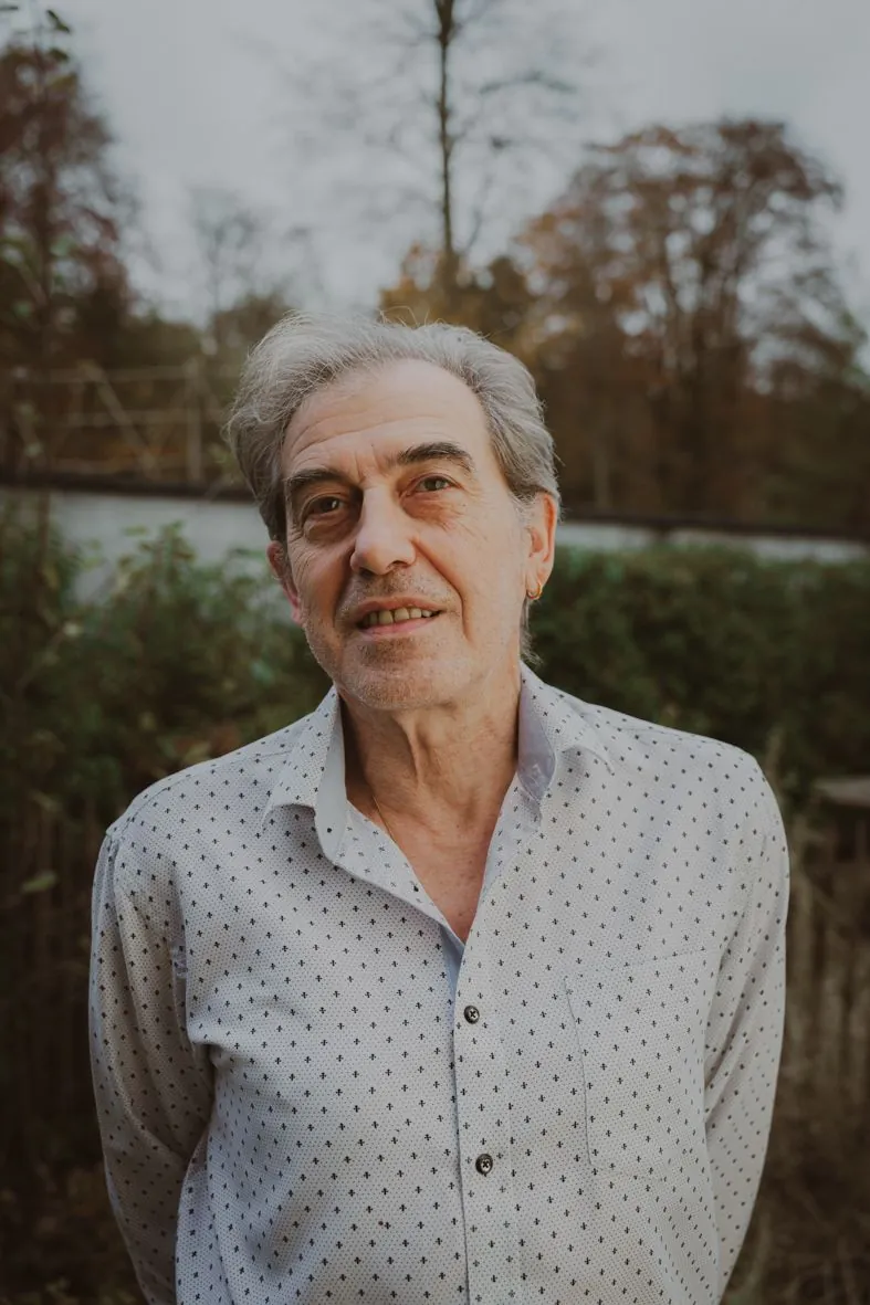 Série de portraits d'une personne en chemise à pois en extérieur