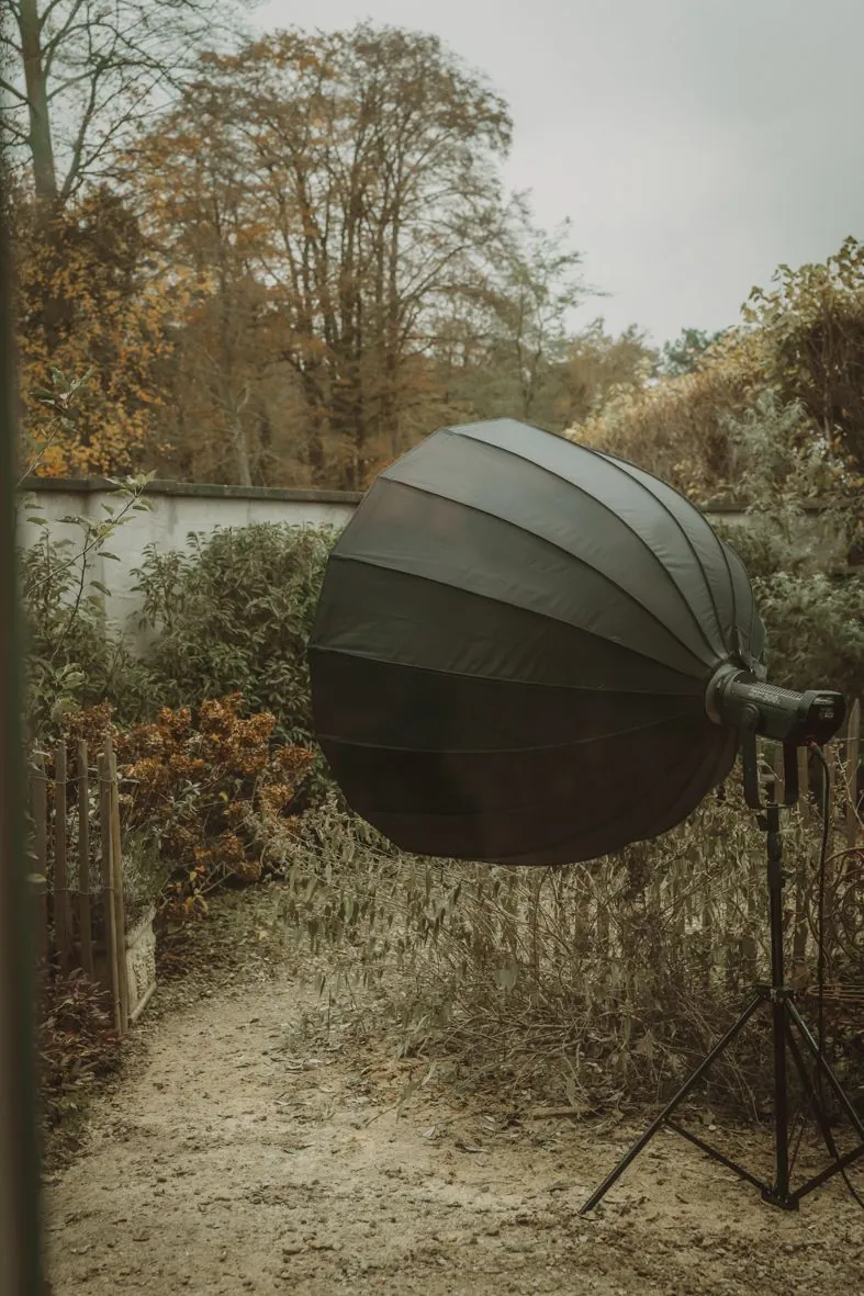 Parapluie photo noir dans un environnement automnal