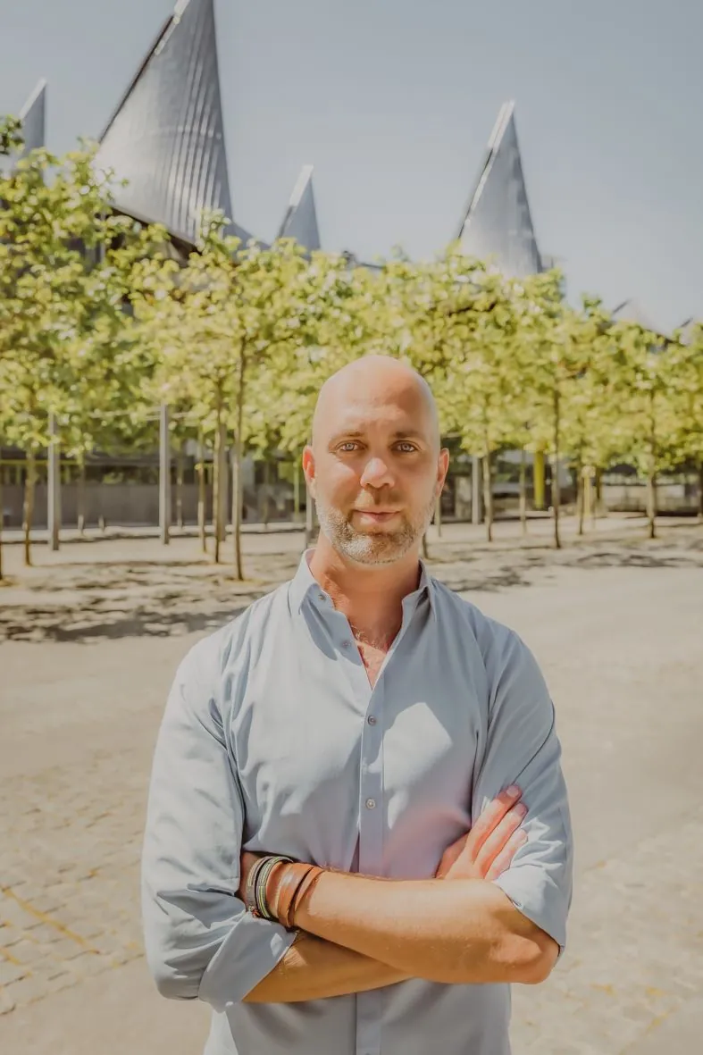 Photo de profil professionnelle avec architecture moderne en arrière-plan