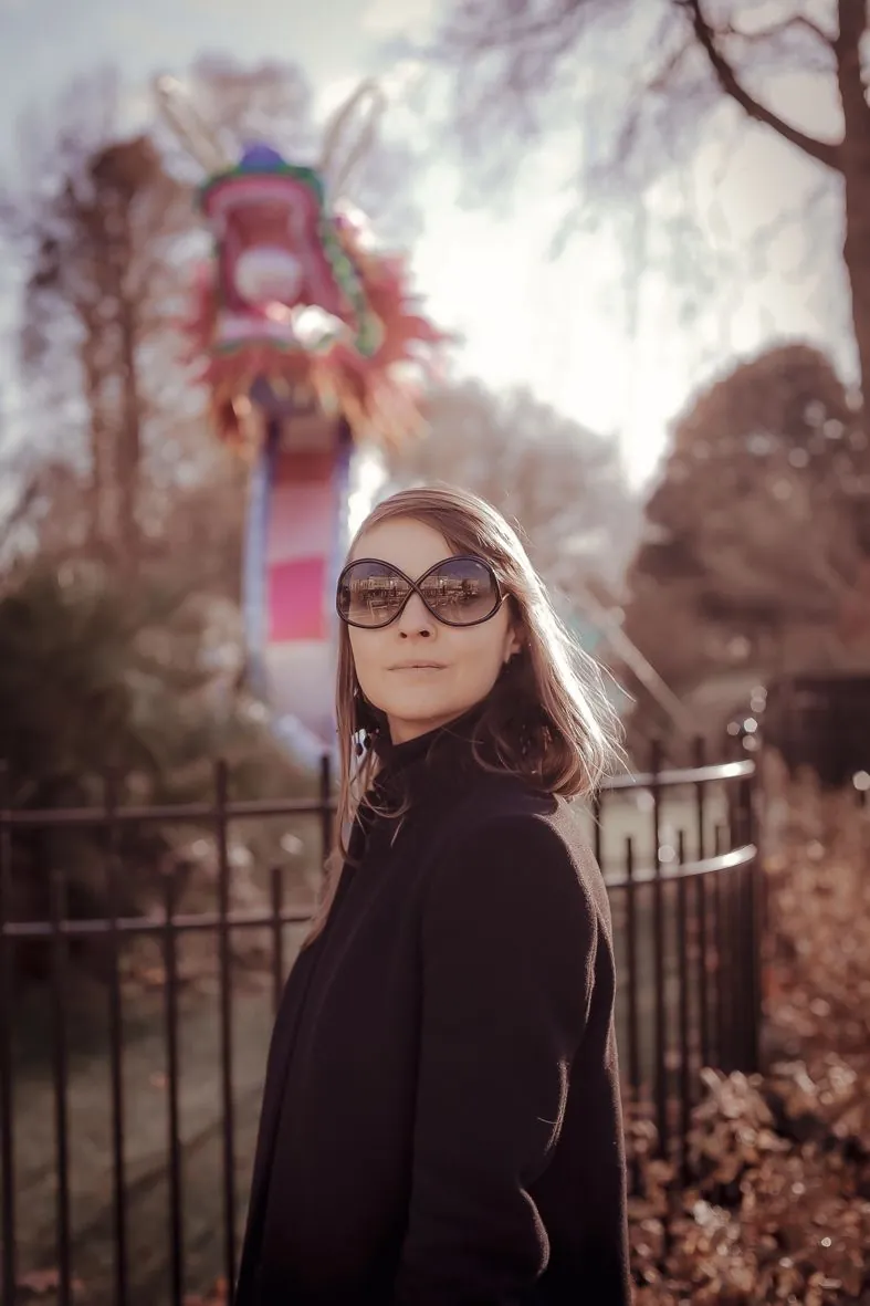 Série de portraits en extérieur en veste noire et lunettes en automne