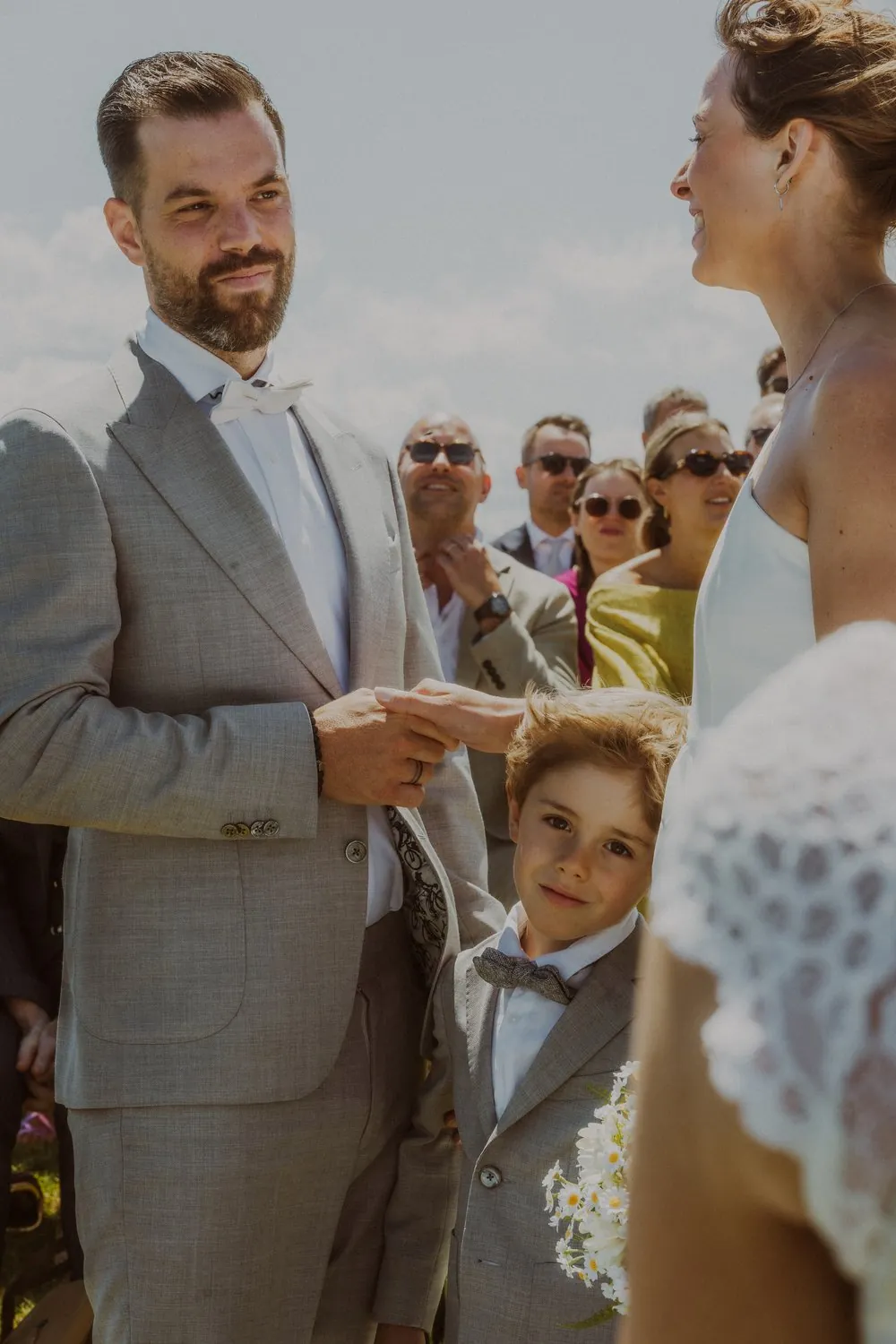 Bruidegom met jongetje outdoor ceremonie