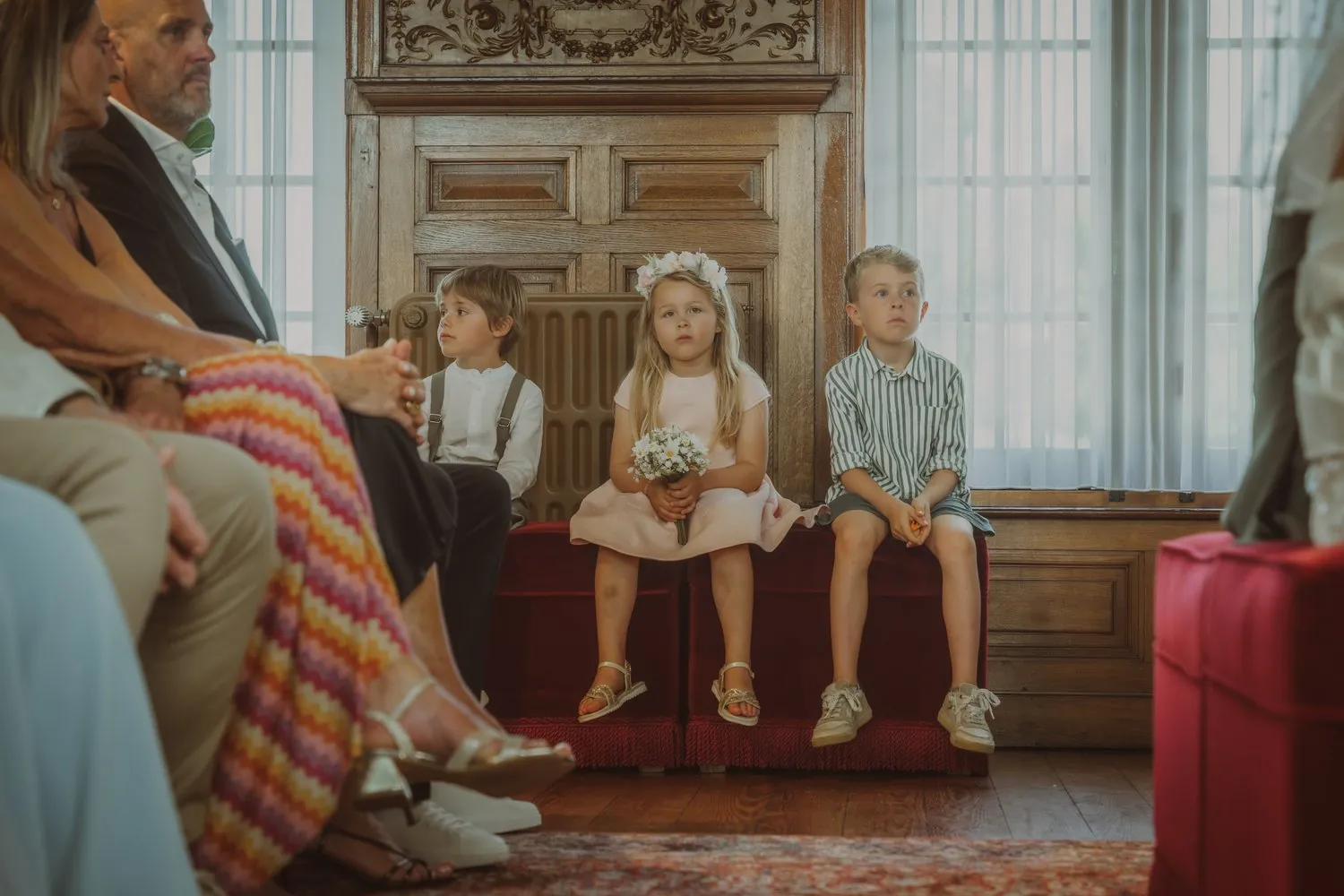 Kinderen op rode stoelen ceremonie