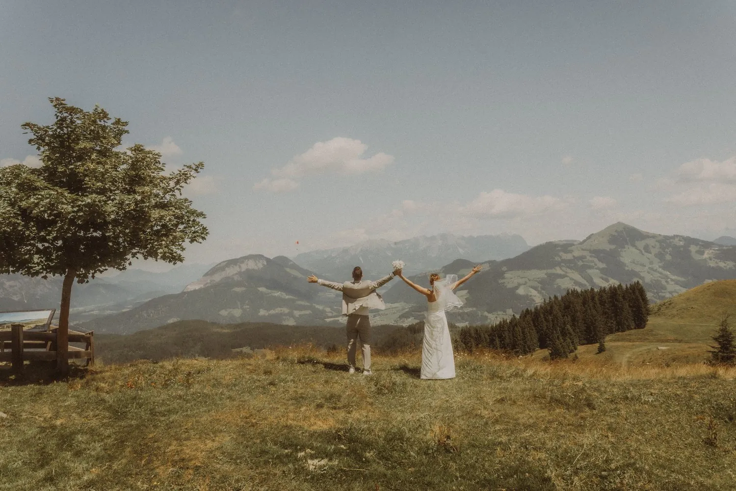 Couple bras levés dans les montagnes