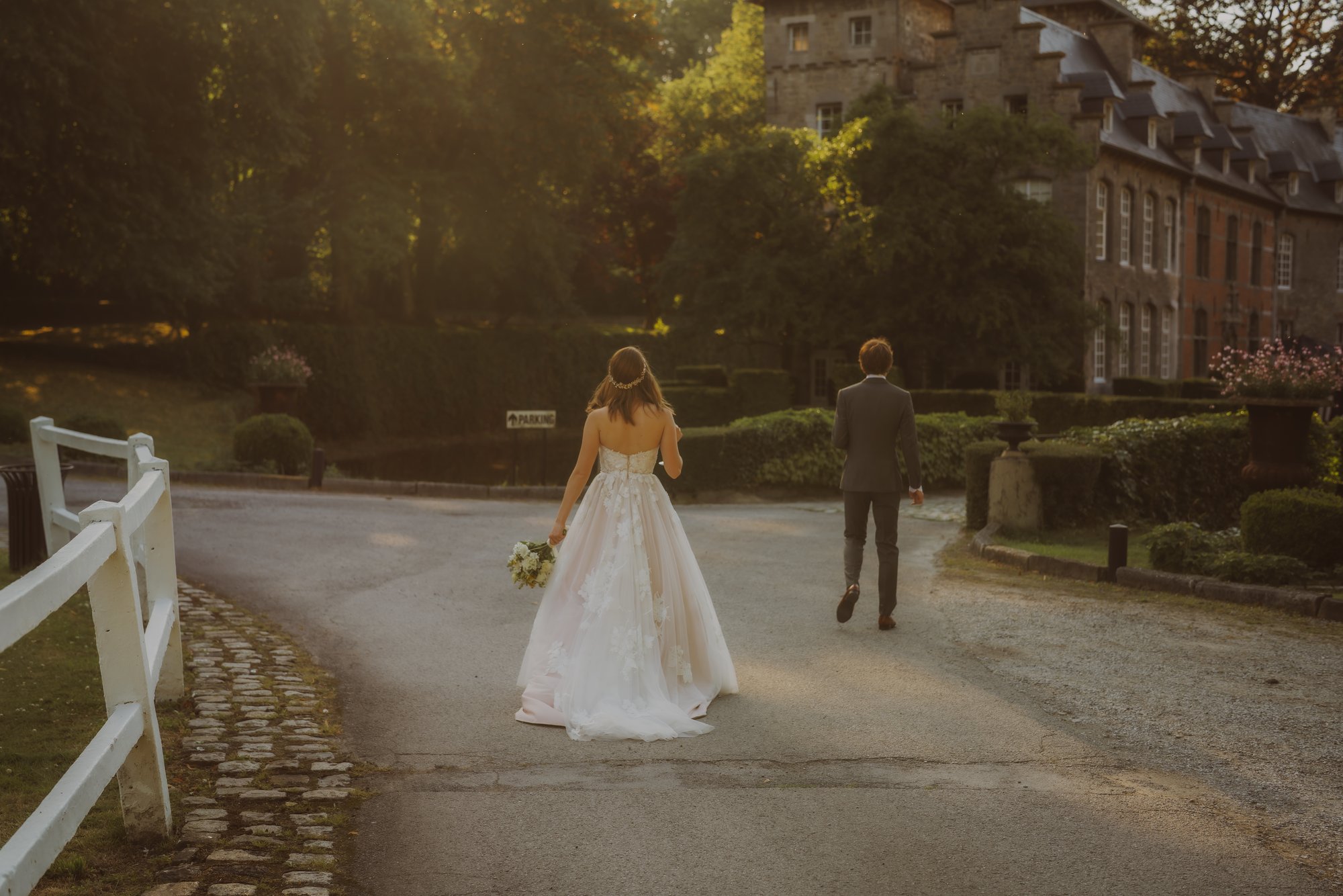Romantisch huwelijksportret van een bruidspaar bij een kasteel