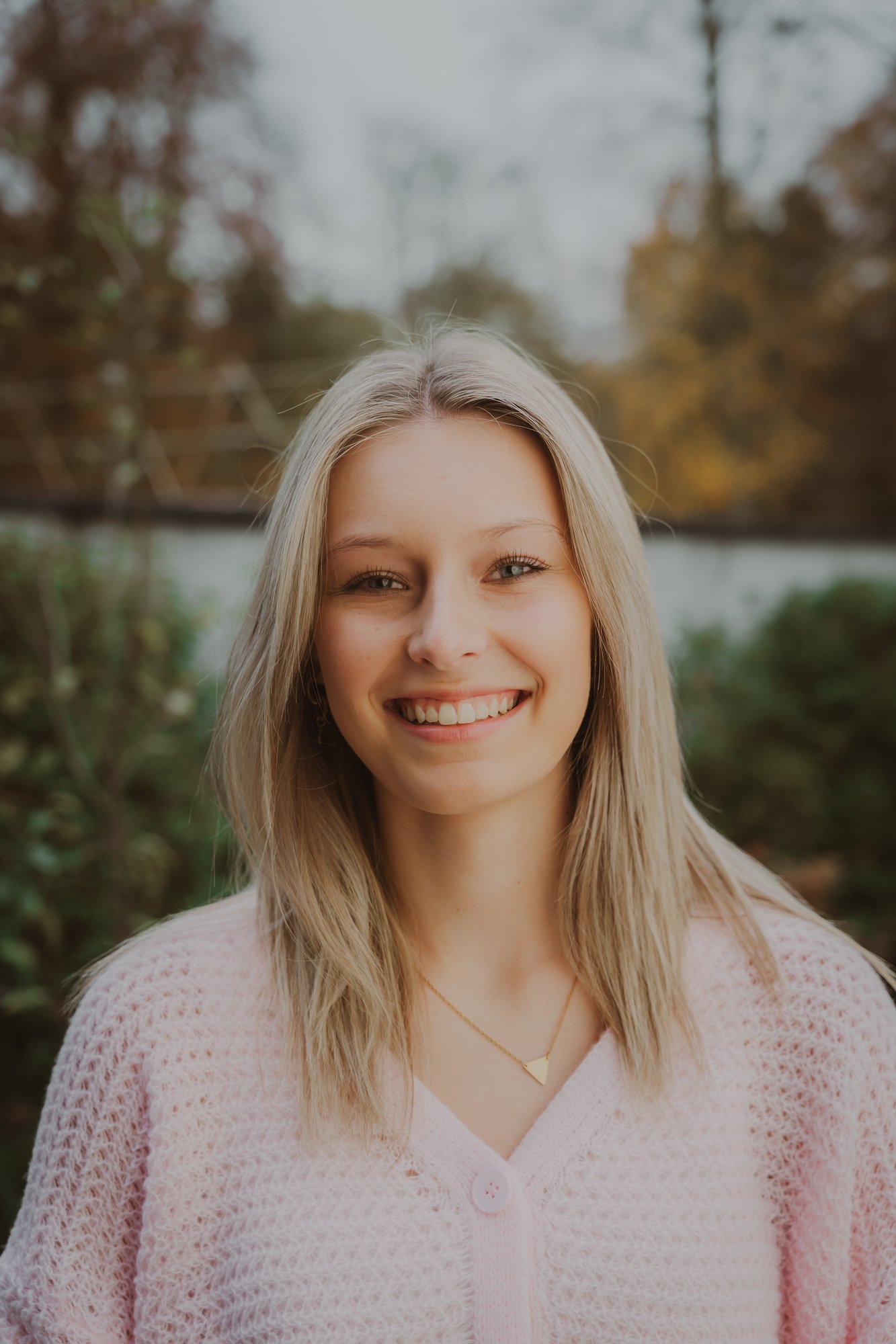 Warm portret van een vrouw in een roze trui